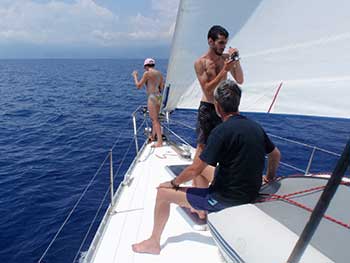 Navegar en un barco velero por Grecia