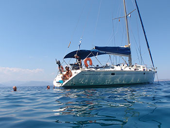 Vida a bordo de un barco velero en Grecia
