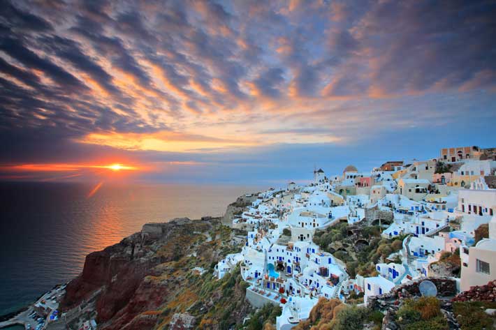 El rito de la puesta de Sol en la Isla de Santorini, en Oia.