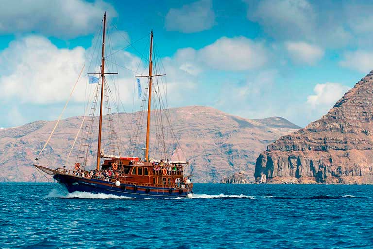 Excursión en Barco Tradicional tipo Goleta de madera al Volcán de Santorini