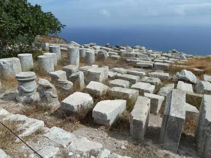 Recinto arqueológico de la Antigua Thera en Santorini