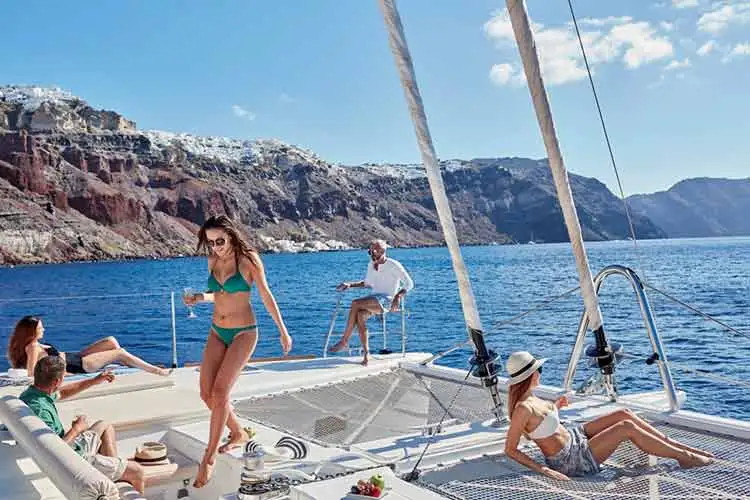 Catamarán en Santorini