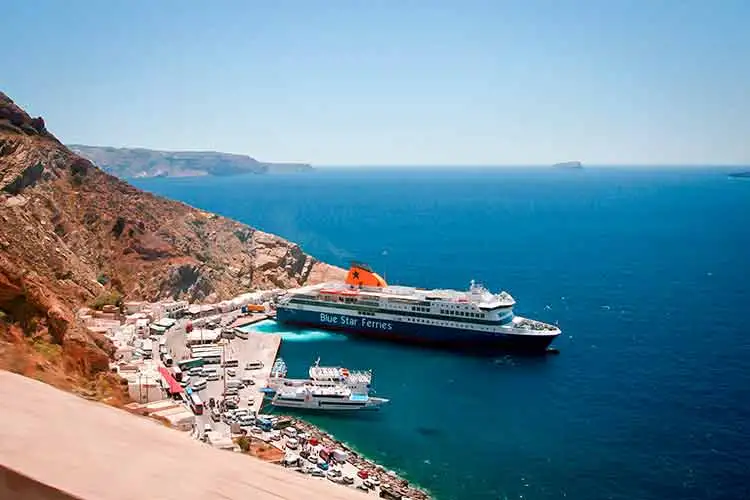 Puerto Athinios de Santorini para barcos ferry