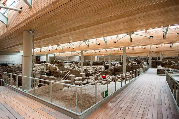 Recinto arqueológico de Acrotiri en Santorini