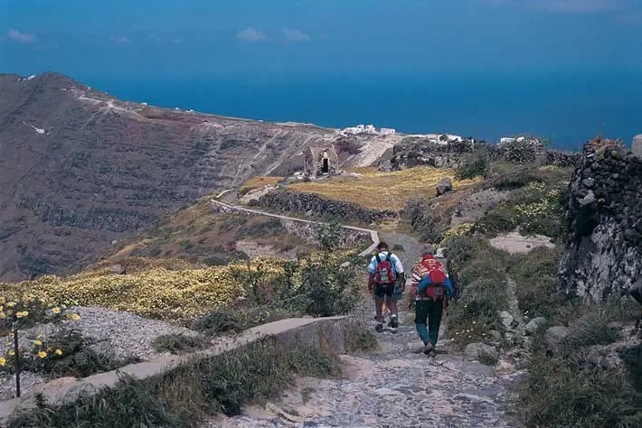 Paseo sobre el acantilado de Santorini