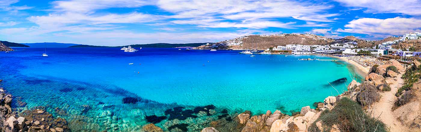 Playa, población y embarcadero Platis Gialos